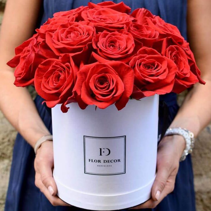 Шляпная коробка из роз от 11 300 руб.